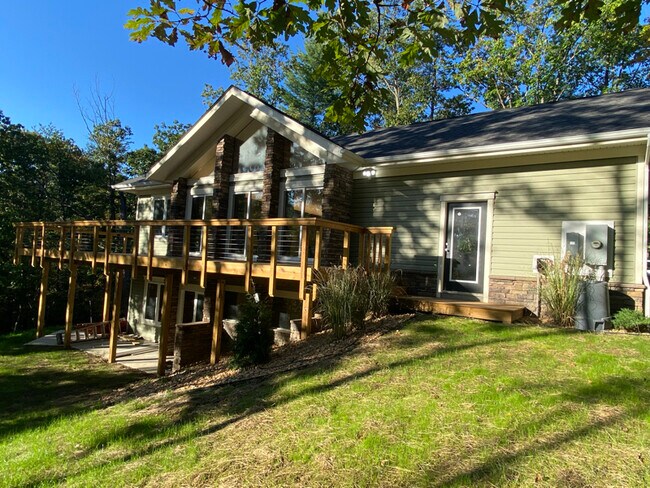 Building Photo - 515 Lakeview Dr