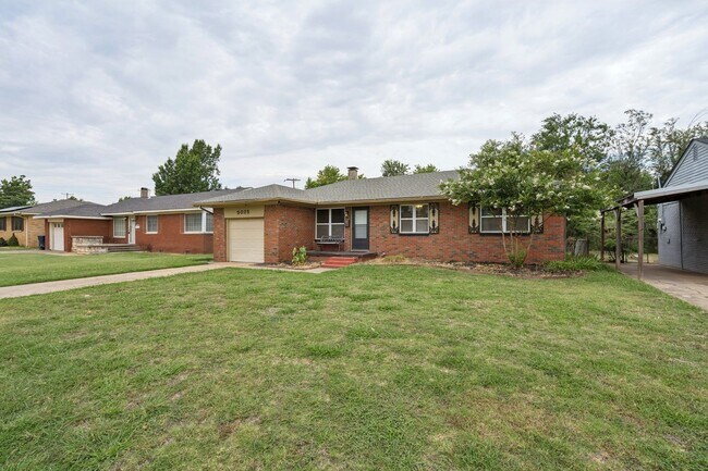 Foto del edificio - Charming 3-Bed Home with Spacious Backyard & Prime OKC Location