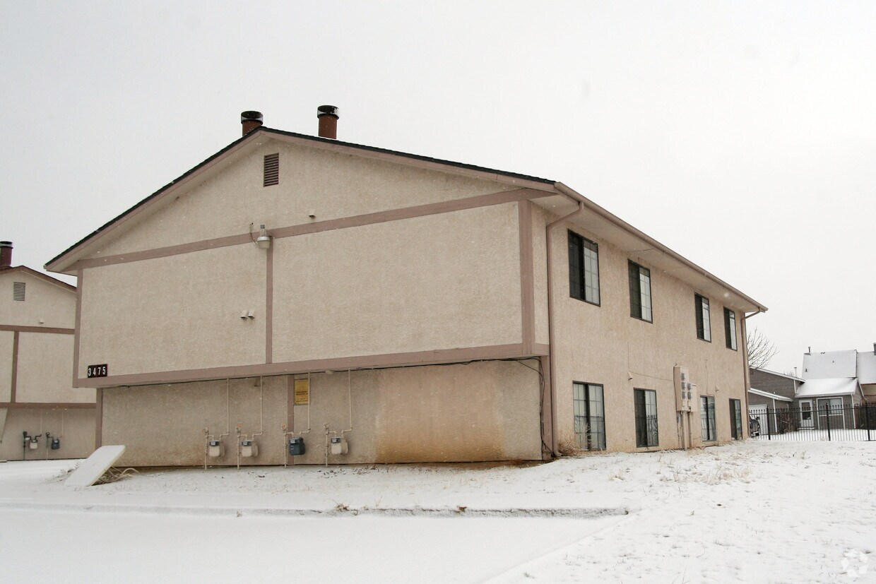 Building Photo - 3475 Cochran Dr