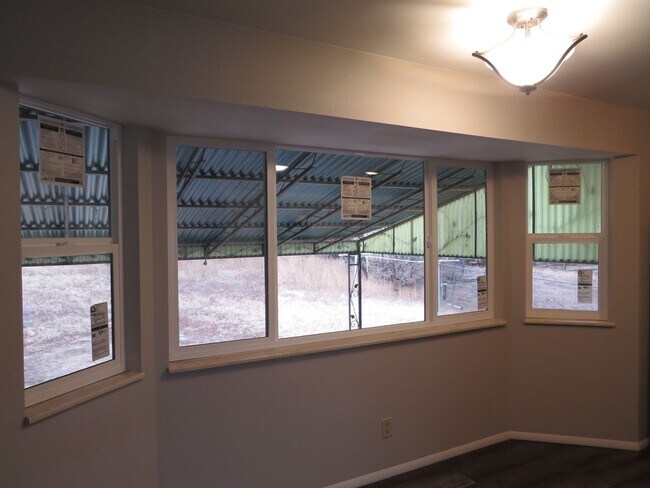 Foto del edificio - Welcome to this newly updated 4-bedroom, 2...