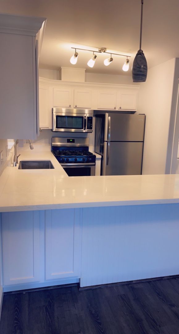 Building Photo - Beautiful recently updated home! Close to ...
