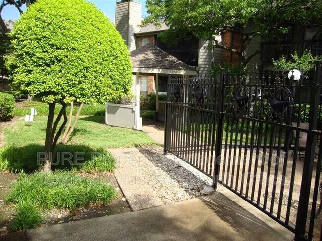 Building Photo - 18333 Roehampton Dr