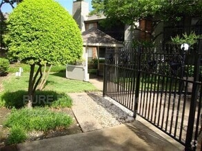 Building Photo - 18333 Roehampton Dr