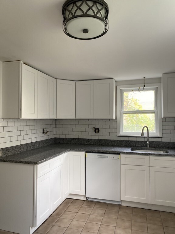 18 Becket St Unit 1, Salem, MA 01970 Room for Rent in Salem, MA