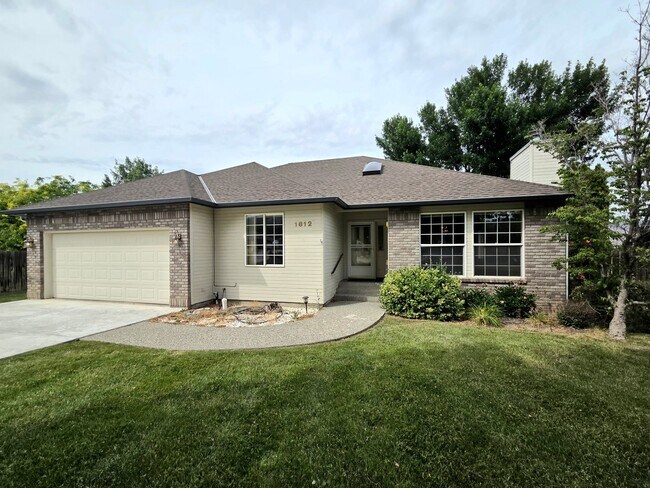 Building Photo - Expansive 3-Bed, 2-Bath House for Rent in Aspen Neighborhood off of Western Ave.!