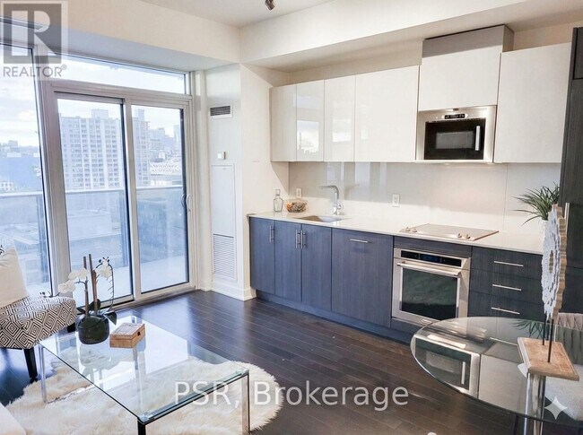 Building Photo - 330 Richmond St W