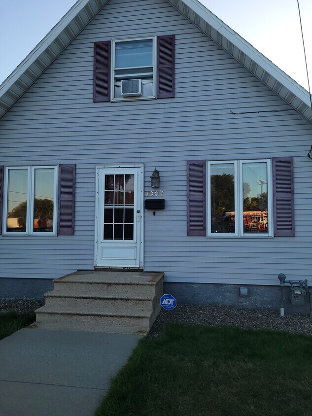 Primary Photo - 1007 Velp Ave