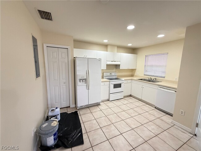 Building Photo - 2217 Leda Ave S