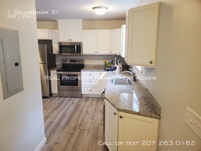 Building Photo - Elegant and Modern Townhouse Downtown - #1