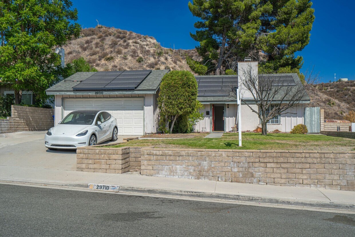 Foto principal - 3-Bedroom Single-Story Home with Private P...