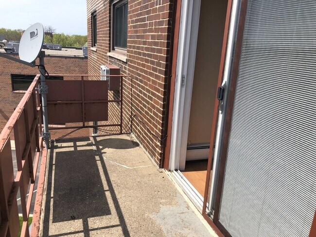 Foto del edificio - Great 2bed/1bath with Balcony, Spacious Be...