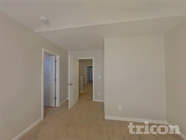 Foto del edificio - 5819 Hewitt Dr