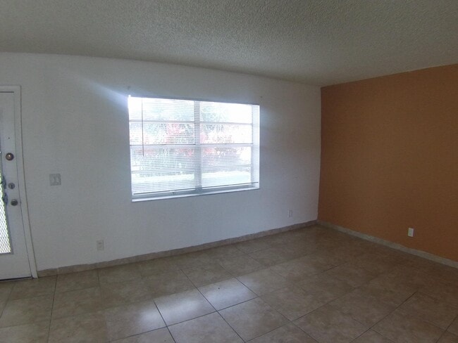Building Photo - 537 Normandy Ln