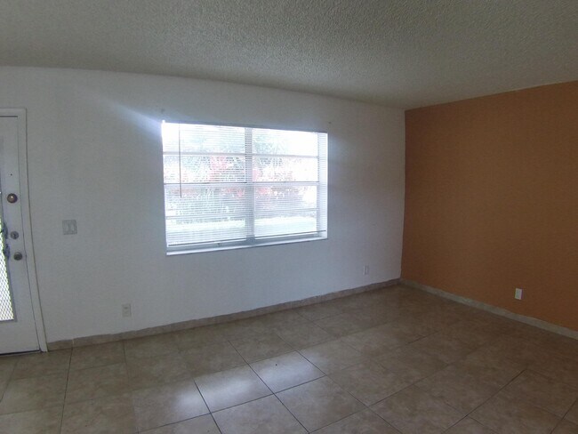 Foto del edificio - 537 Normandy Ln
