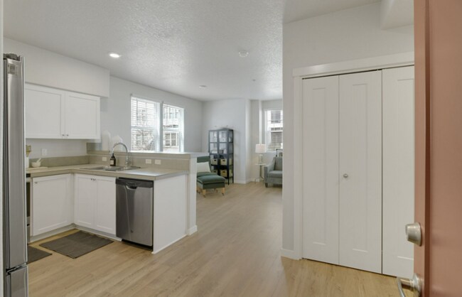 Foto del edificio - Modern Ground-Level Condo in River Terrace...