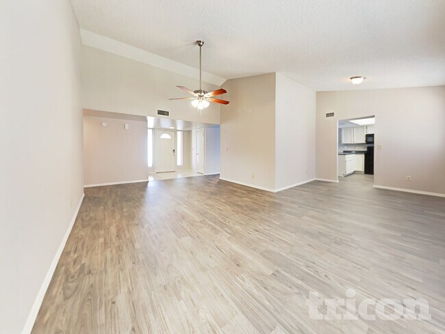 Foto del edificio - 8427 W Orchid Ln