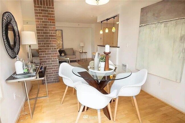 Building Photo - Beautiful 2 Bed / 2 Bath Condo in the Hear...