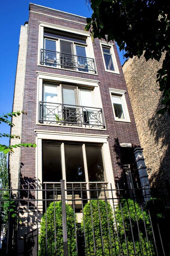 Primary Photo - 1022 N Marshfield Ave