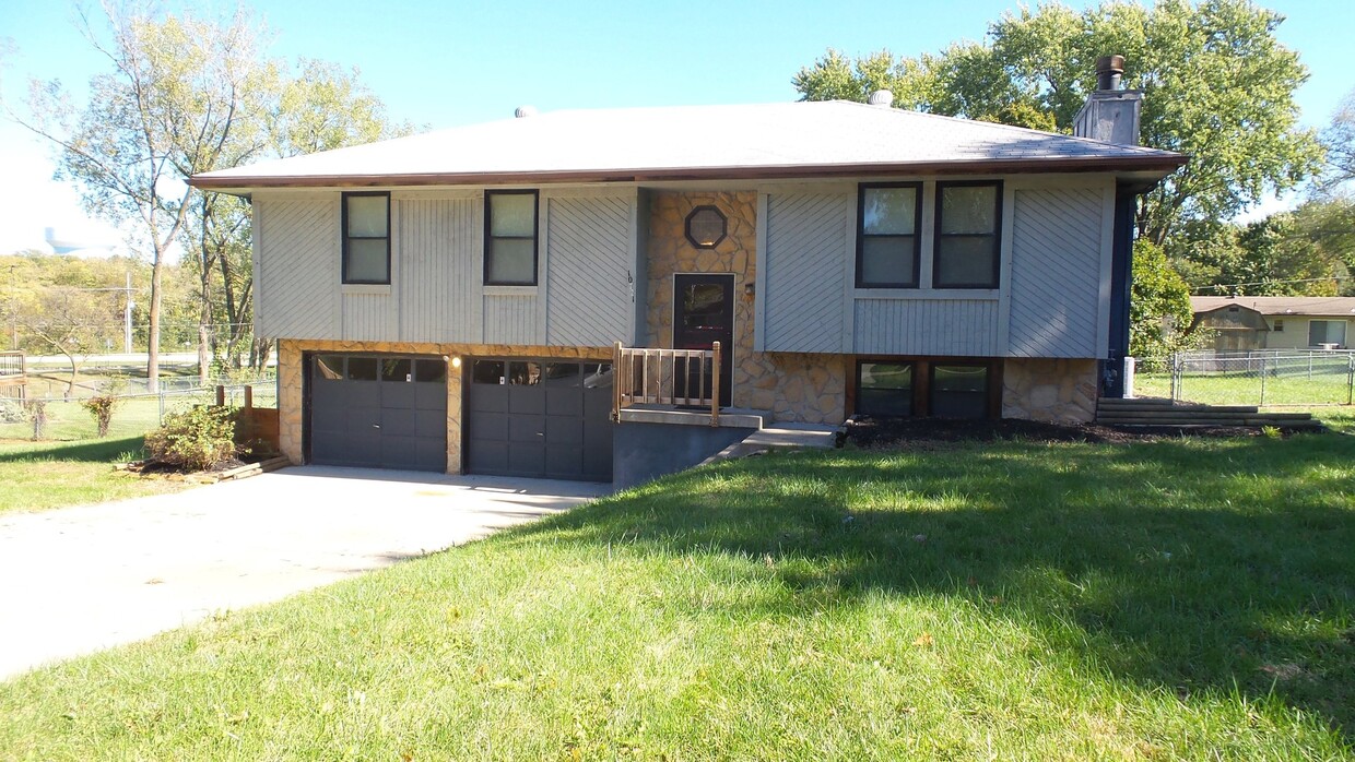 NEW Lower rate! 3 bed, 2 bath North of th... - NEW Lower rate!  3 bed, 2 bath North of th...