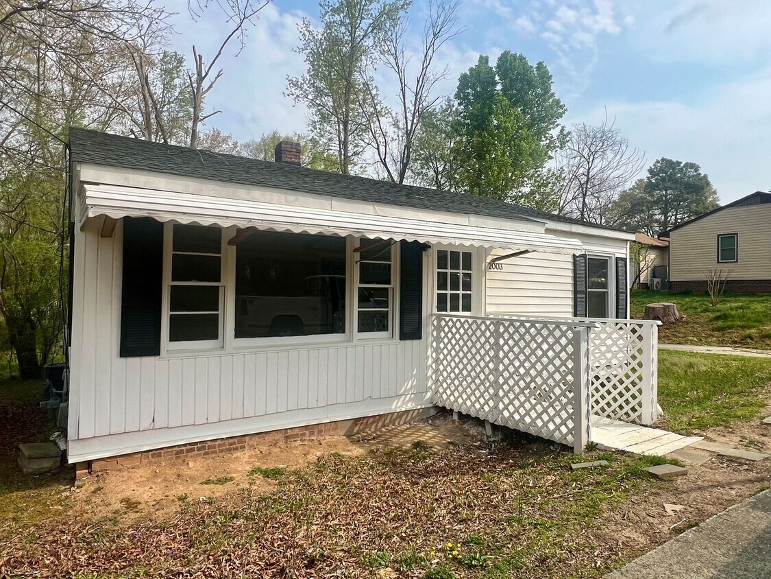 Primary Photo - Three bedroom, 1 bath home in Burlington