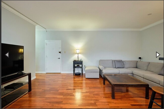 Building Photo - Huge 1BR/ 1BA Condo- ALL UTILITIES, STORAG...