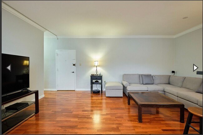 Foto del edificio - Huge 1BR/ 1BA Condo- ALL UTILITIES, STORAG...