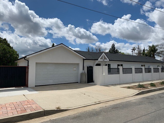 Building Photo - MOVE-IN READY! Upgraded 2+2 w/backyard, ga...