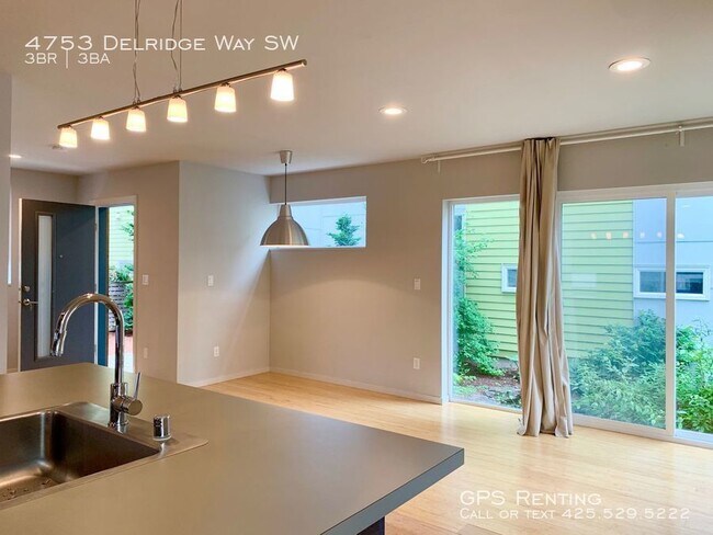 Building Photo - 3 Bedroom Townhome In Delridge Available Now!