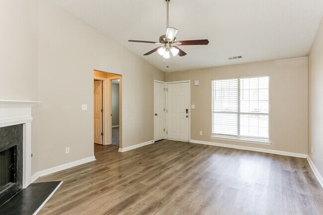 Building Photo - 405 Village Cir