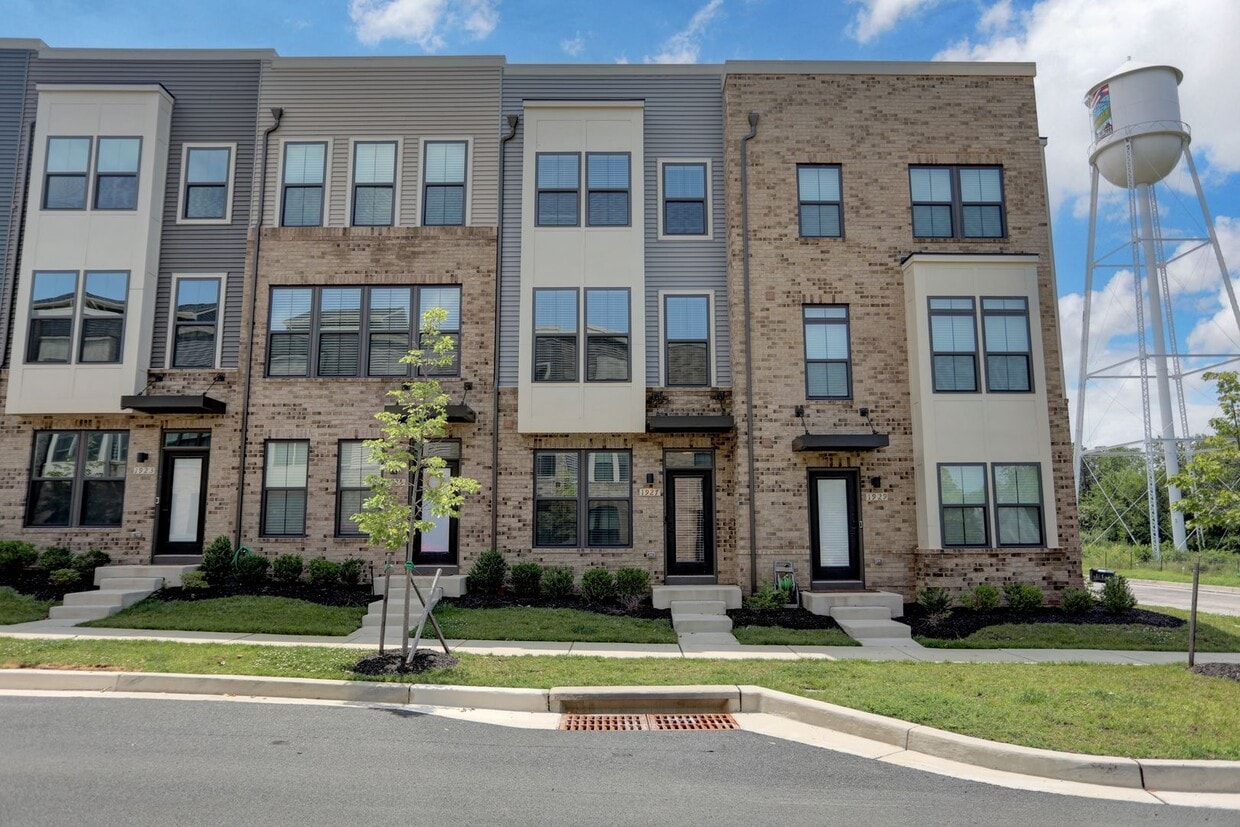 Luxury 4-Story Townhome with Rooftop Terrace! - Luxury 4-Story Townhome with Rooftop Terrace!