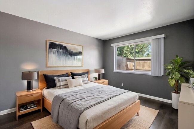 Building Photo - River-Front 3BR/2.5BA Townhouse – Steps to...