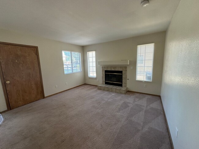 Building Photo - Perfect 2 Bedroom/1 Bathroom