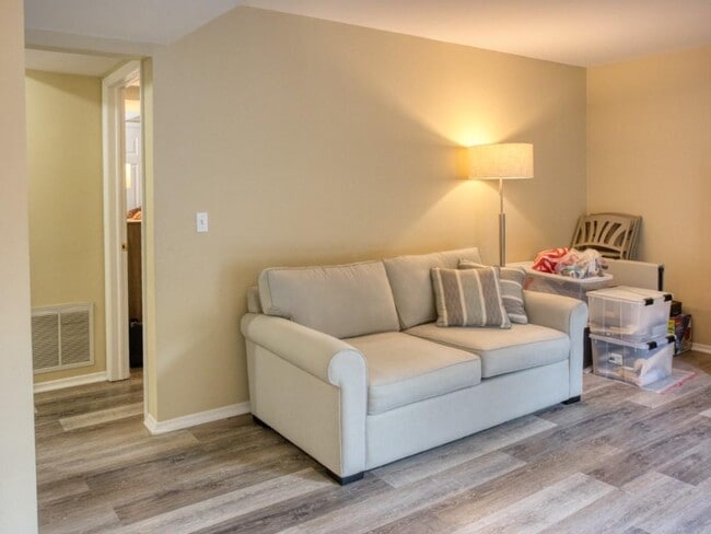 Foto del edificio - 27 Adrienne Pl