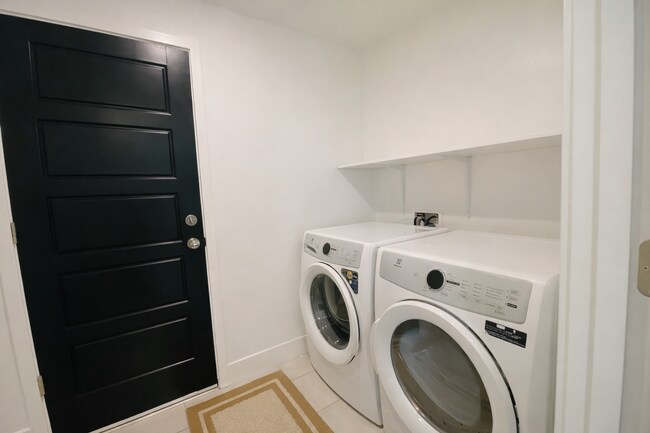 Foto del edificio - Modern Clovis Town Home, 2BR/2BA, CUSD w/ Solar