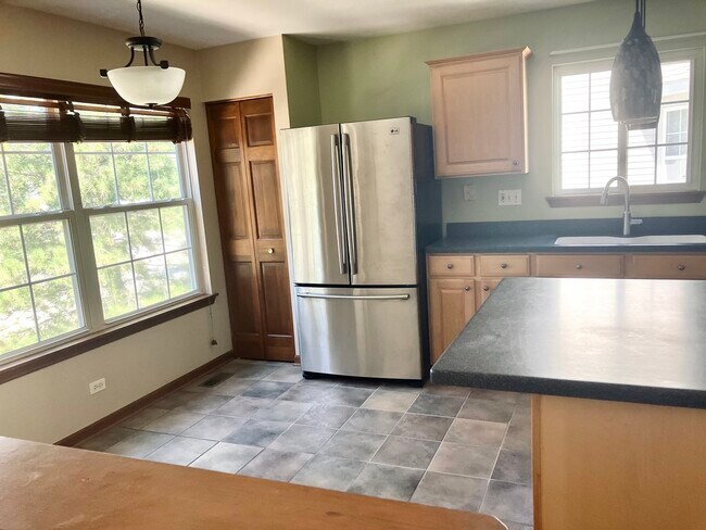 Building Photo - 880 S Insignia Ct