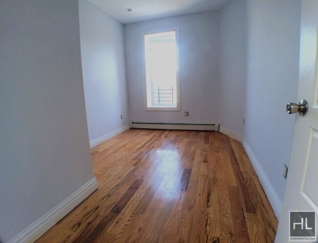 Building Photo - Large Sunny Four-Bedroom apartment with Sp...