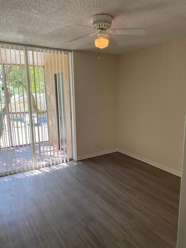 Building Photo - SPACIOUS 2BED/2BATH- UPGRADED UNIT NEW APP...