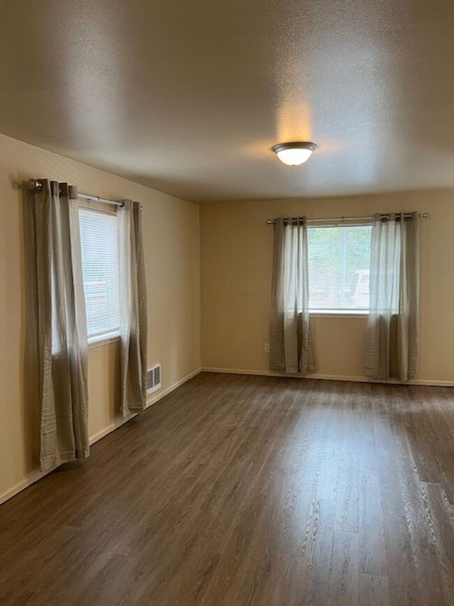 Building Photo - D Street Duplex