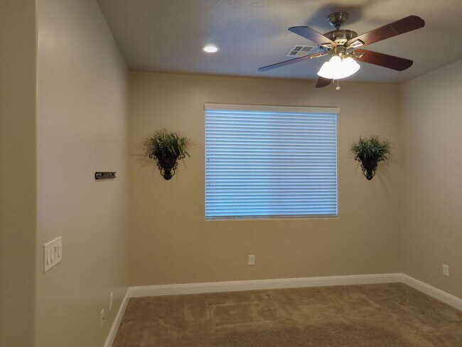 Building Photo - Gorgeous 3 Bedroom Townhome