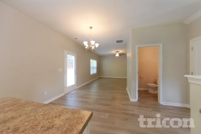 Building Photo - 4118 Lindbergh Wy