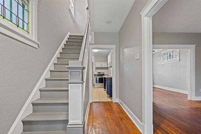 Building Photo - Brentwood - 3 Bedroom, 1 Bath Home - Compl...