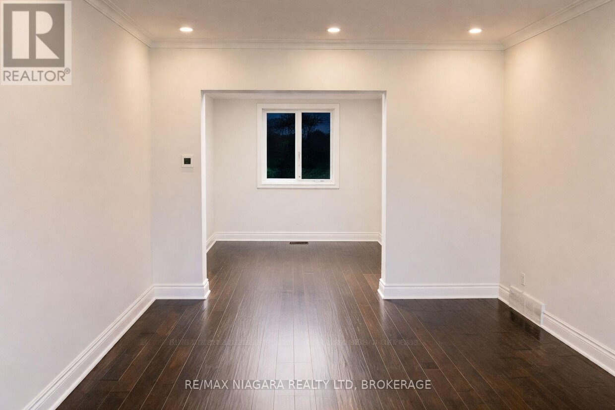 Photo du bâtiment - 844A Danforth Rd