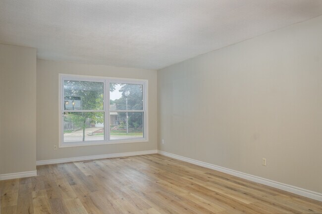 Photo du bâtiment - MODERN THREE BEDROOM CONDO TOWNHOME CLOSE TO WHITEOAKS MALL