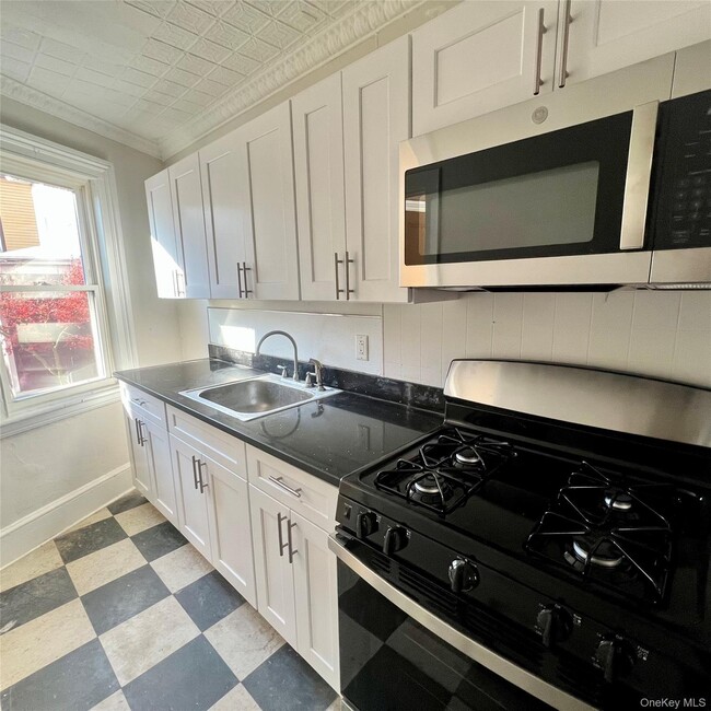 Building Photo - 140 Albany Ave