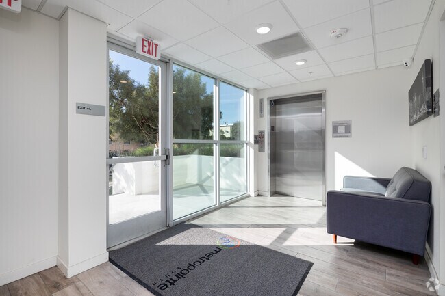 Lobby - Metro Pointe South