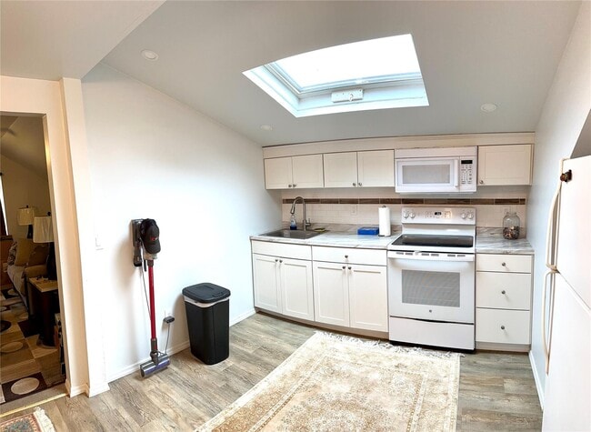 Building Photo - 18 Linden Pl