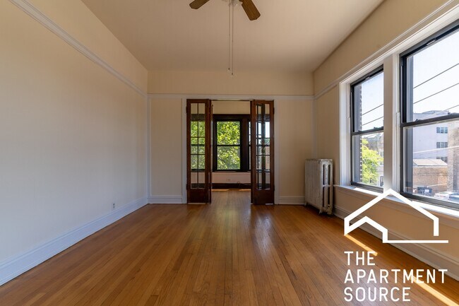 Foto del edificio - 2418 N Sawyer Ave