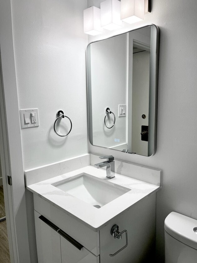 Building Photo - Qute Place