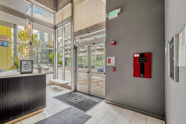 Foto del edificio - 645 W 9th St