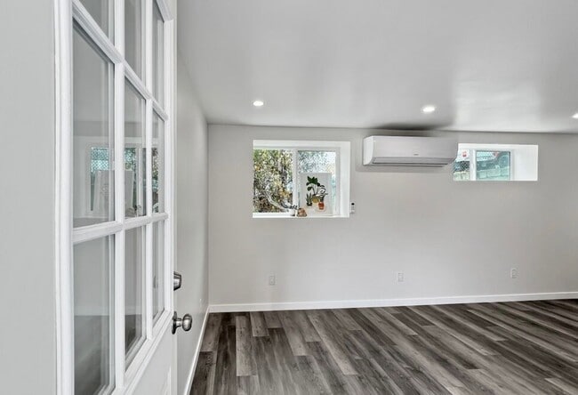 Building Photo - Peaceful 1 Bedroom Garden-Level Apartment ...